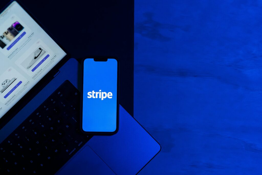 Devmiweb agence web nice, ordinateur illustrant la création de site internet avec un focus sur la sécurité et la maintenance web