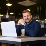 Un auto-entrepreneur travaillant sur son ordinateur pour préparer la création de son site internet