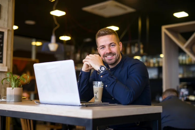 Un auto-entrepreneur travaillant sur son ordinateur pour préparer la création de son site internet