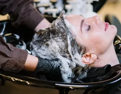 Coupe de cheveux professionnelle réalisée en salon de coiffure