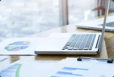 Équipe d'un cabinet comptable travaillant sur des outils digitaux