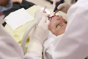 Dentiste examinant patient