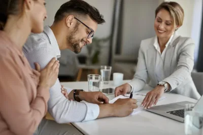 Agent d'assurance en consultation avec un client pour un devis personnalisé