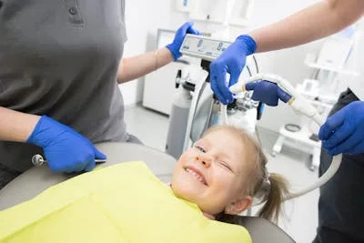 Patient souriant dentiste